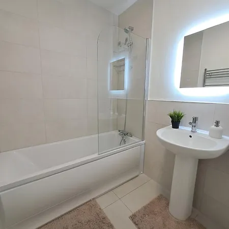 Pansiyon Cozy Bedroom In Lucan, *