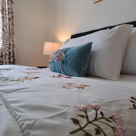 Cozy Bedroom In Lucan, * ダブリン