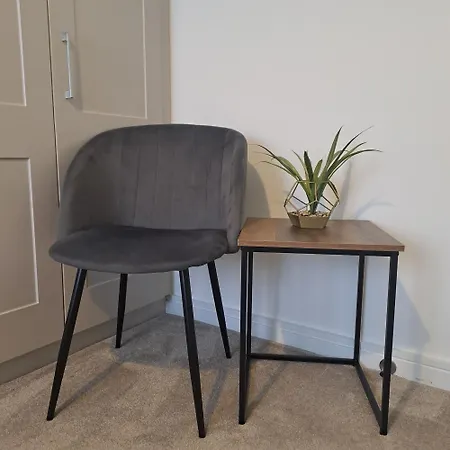 Cozy Bedroom In Lucan, 民宿