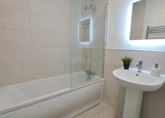 民宿 Cozy Bedroom In Lucan, *