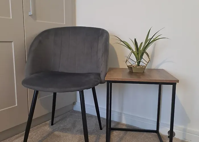 Cozy Bedroom In Lucan, 民宿