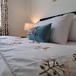 Cozy Bedroom In Lucan, * דבלין