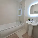 בית אירוח Cozy Bedroom In Lucan, *