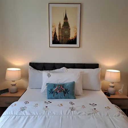Cozy Bedroom In Lucan, Séjour chez l'habitant